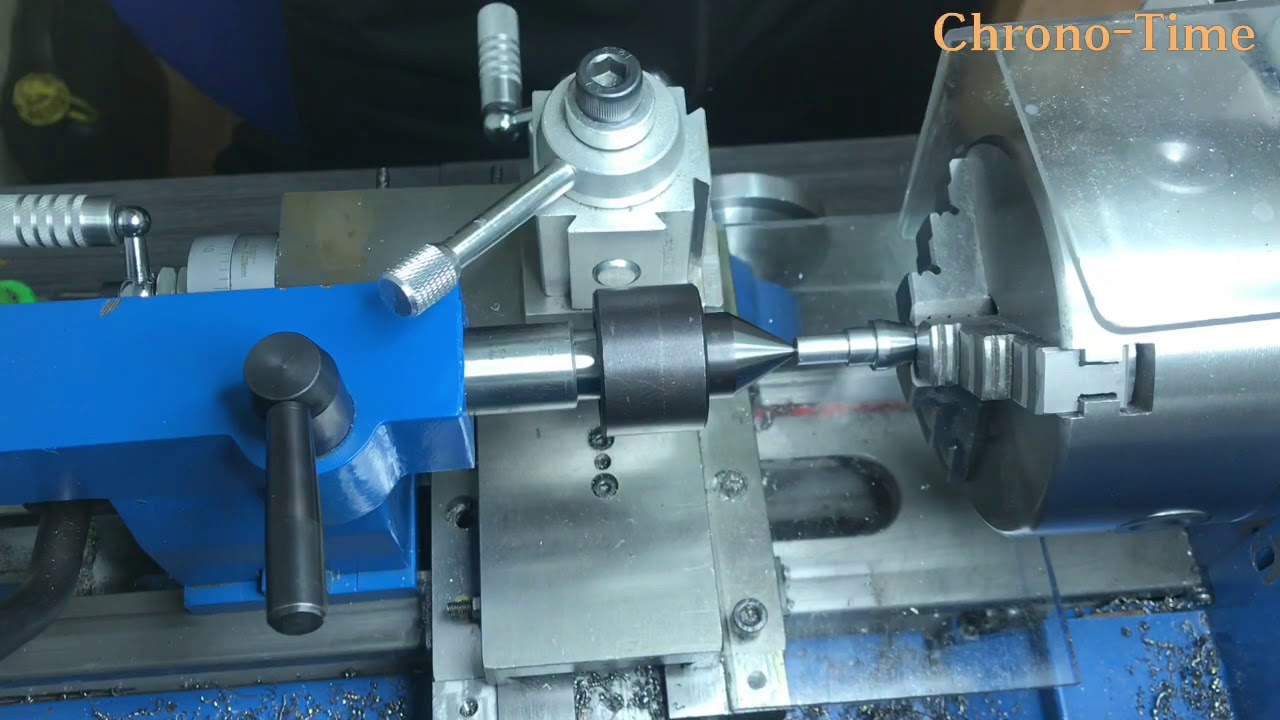 Torneado de precisión en pinza de torno relojero para fresa de tallado de piñones.