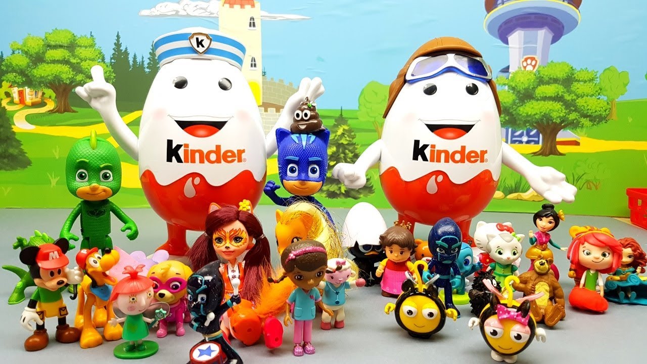 LE SORPRESE NASCOSTE DAI PJ MASKS DENTRO LE UOVA KINDER GIGANTI - Episodio con bambole e giocattoli