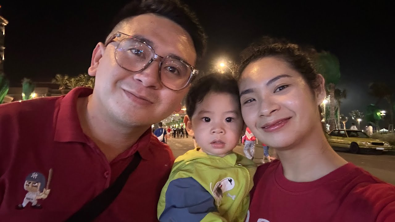Lần đầu tiên em bé đi coi bắn pháo bông I Nhà Táo Xoăn 🍎 I Tết 2026 🧧