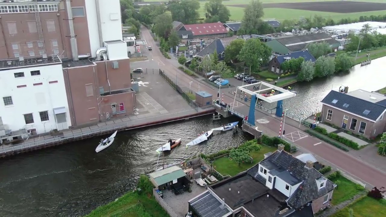 Playtime passeert de Scharsterbrug