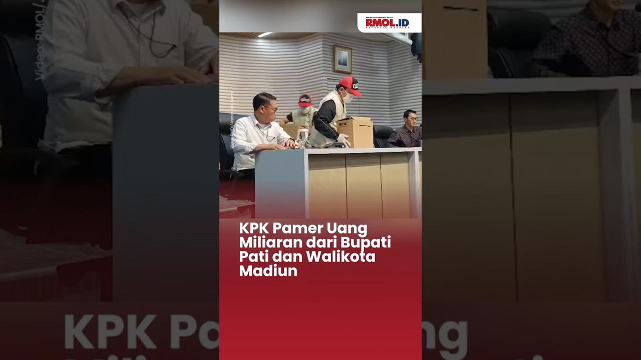 Komisi Pemberantasan Korupsi KPK memamerkan tumpukan uang tunai hasil operasi tangkap tangan