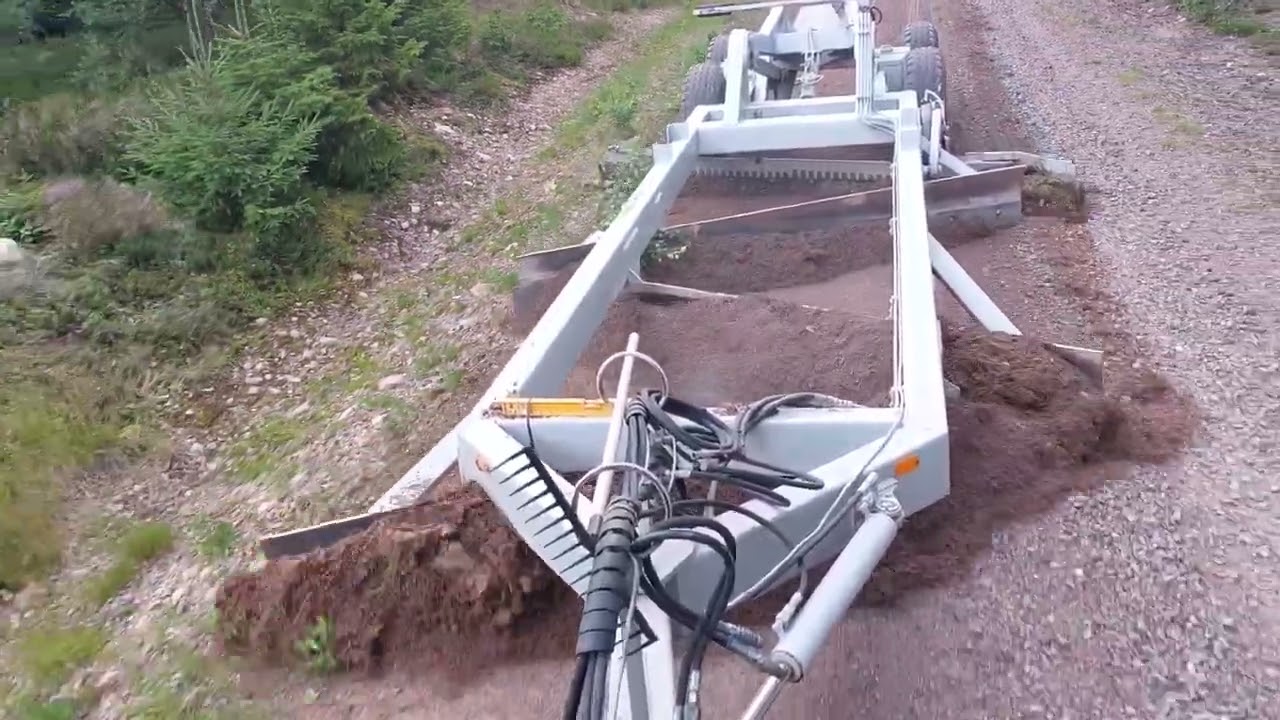Hyvling skogsväg juli 2023 Valtra M130 och hemmabygge.