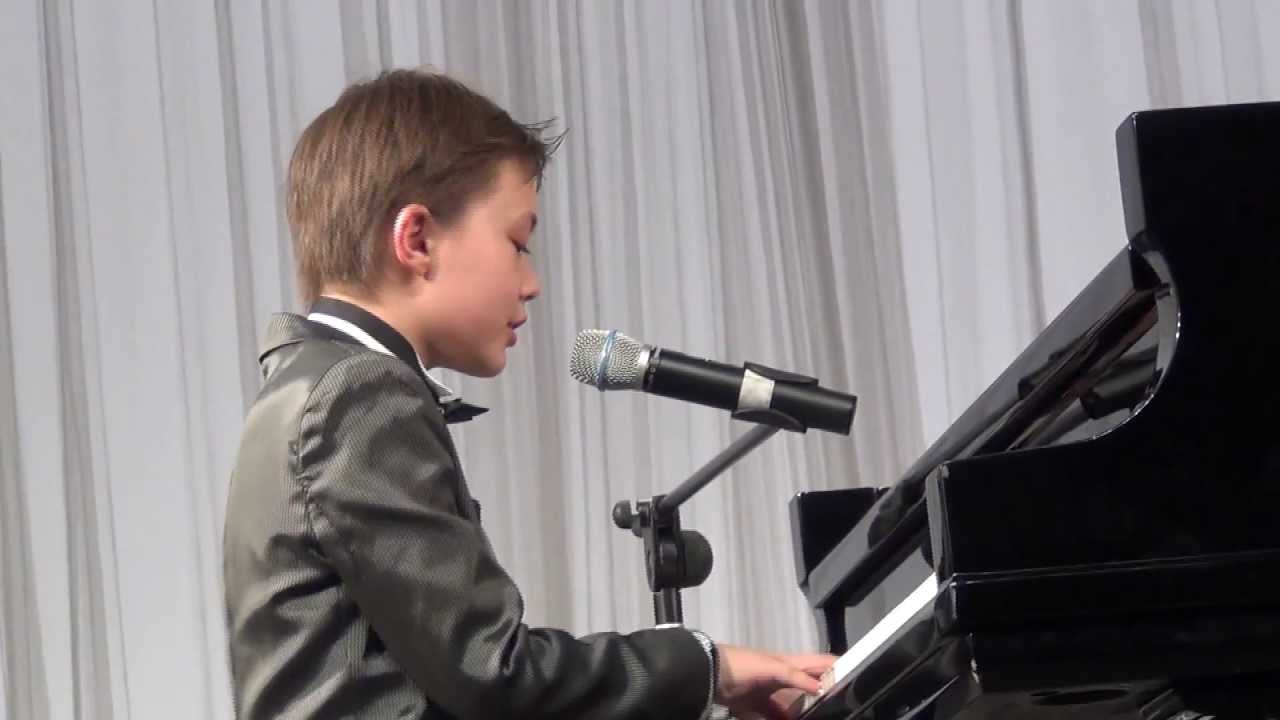 Giulio G C Taccon plays I love you China and My heart will go on in concert in Shanghai