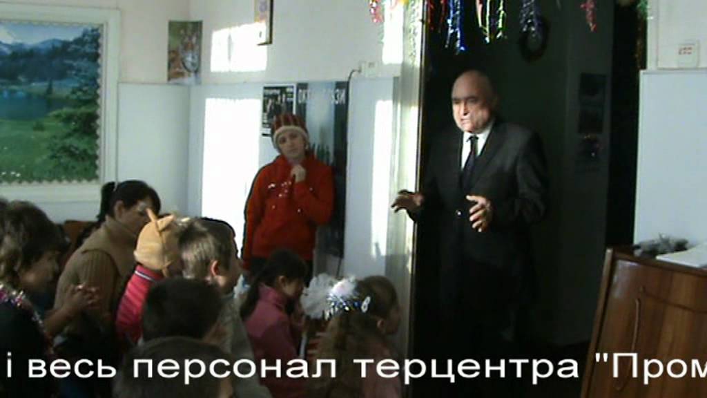 Мер Олександр Гвелесіан поздоровляє дітей.