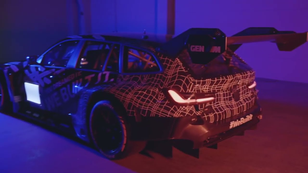 Водитель BMW Йенс Клингманн проводит для нас экскурсию по BMW M3 Touring 24H.