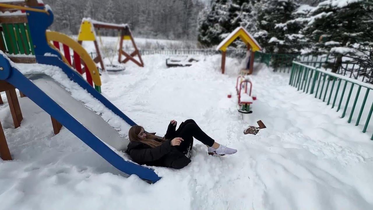 Aliona Losing Wooden Mules on Snow, Losing high heels mules, losing shoe, one shoe walk (# 1384)
