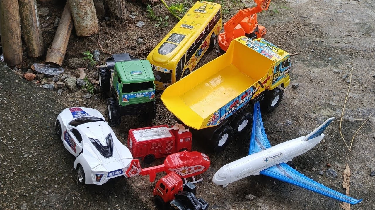 Mencari mainan mobil-mobilan truck, mobil Beko, mobil Bulldozer, mobil pemadam, pesawat terbang 