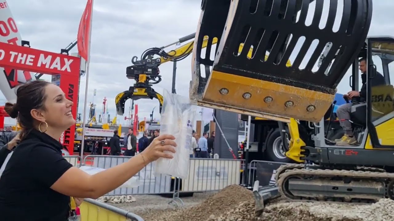 Le pinze MB Crusher giocano nell'area esterna del bauma