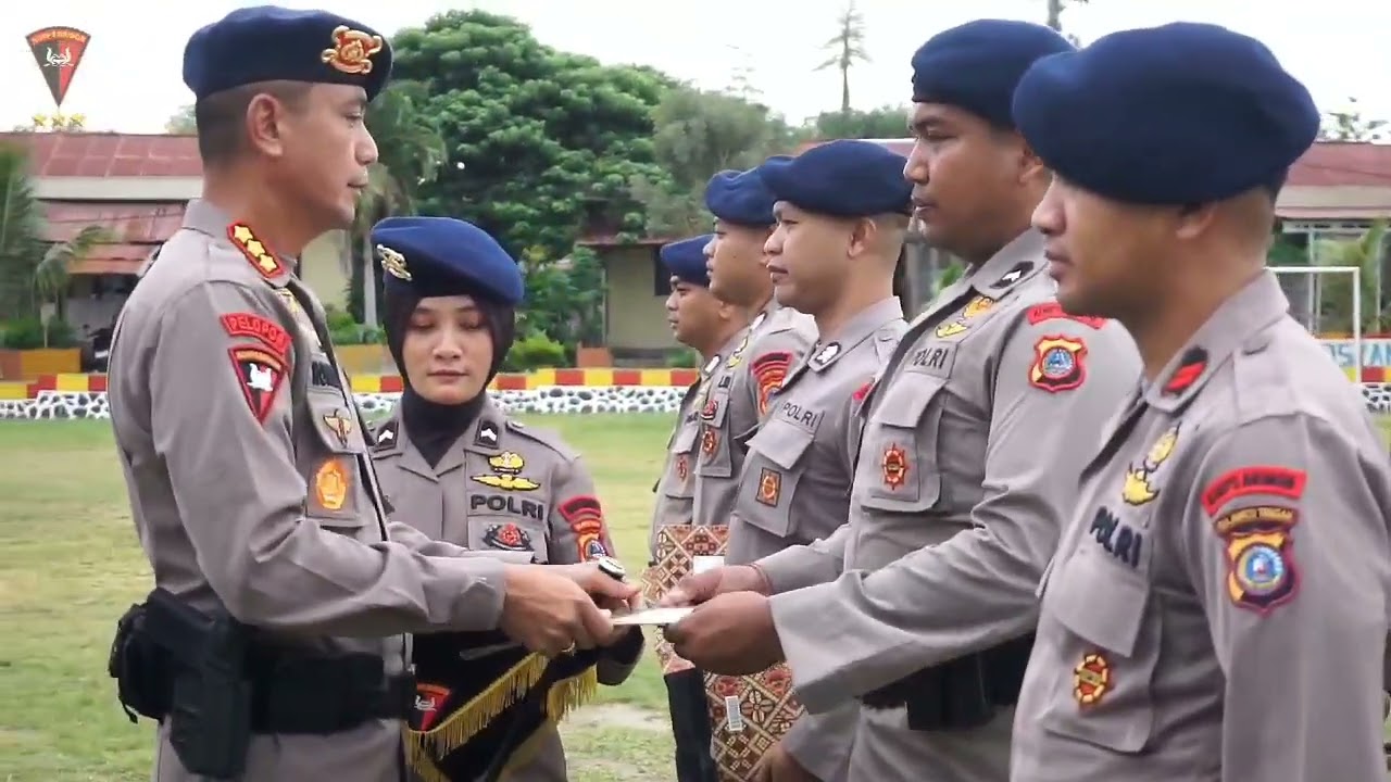Dansat Brimob Polda Sulteng Berikan Penghargaan kepada Lima Personel Berprestasi