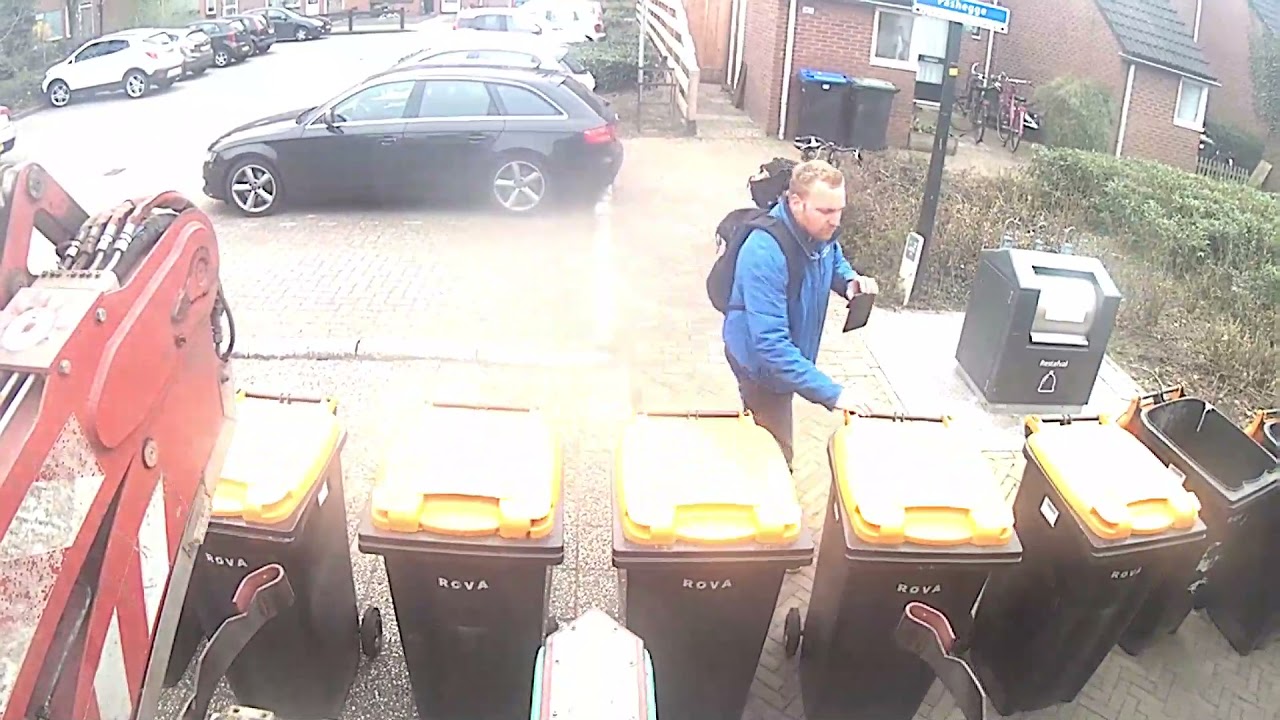 Vuilniswagen haalt pmd op