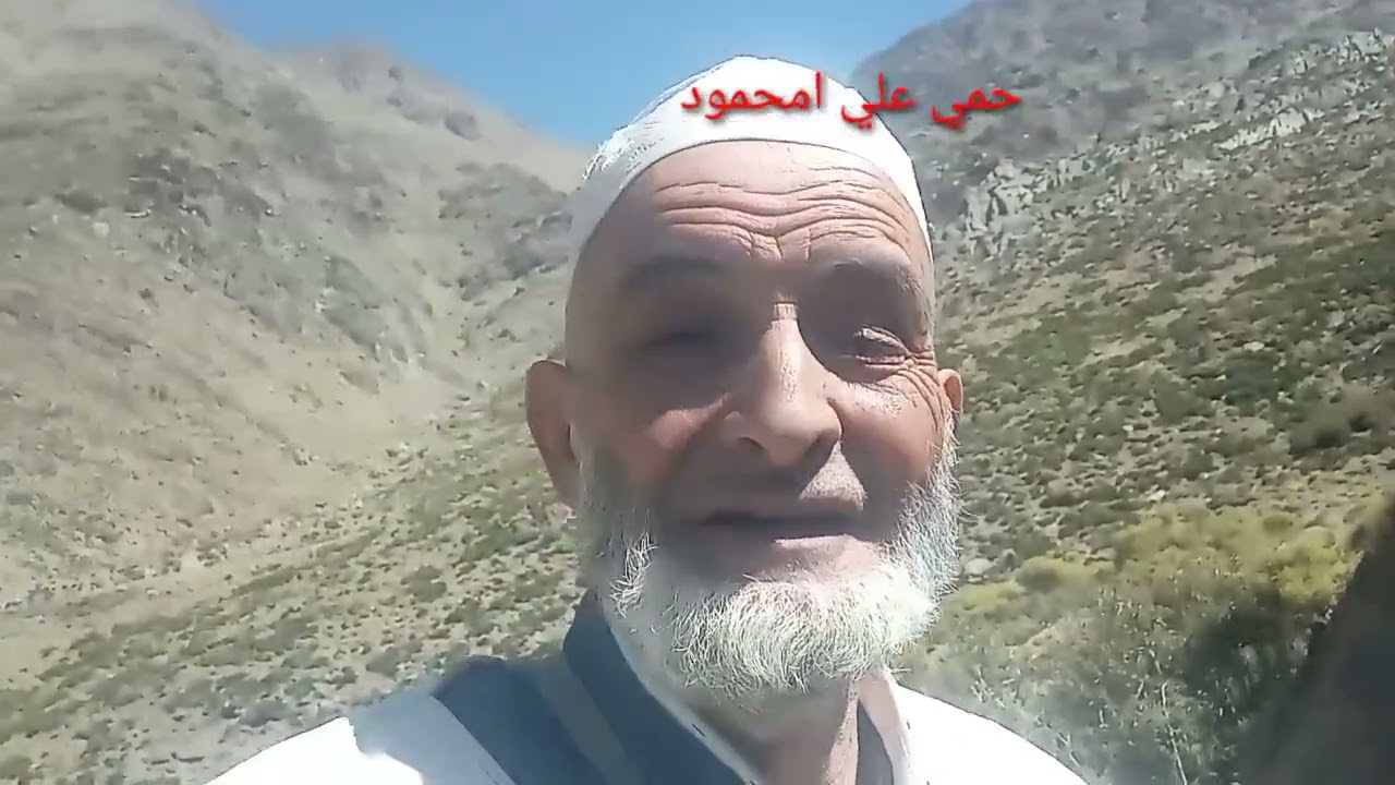 قصة عجب شابان صديقان أمام المسجد
