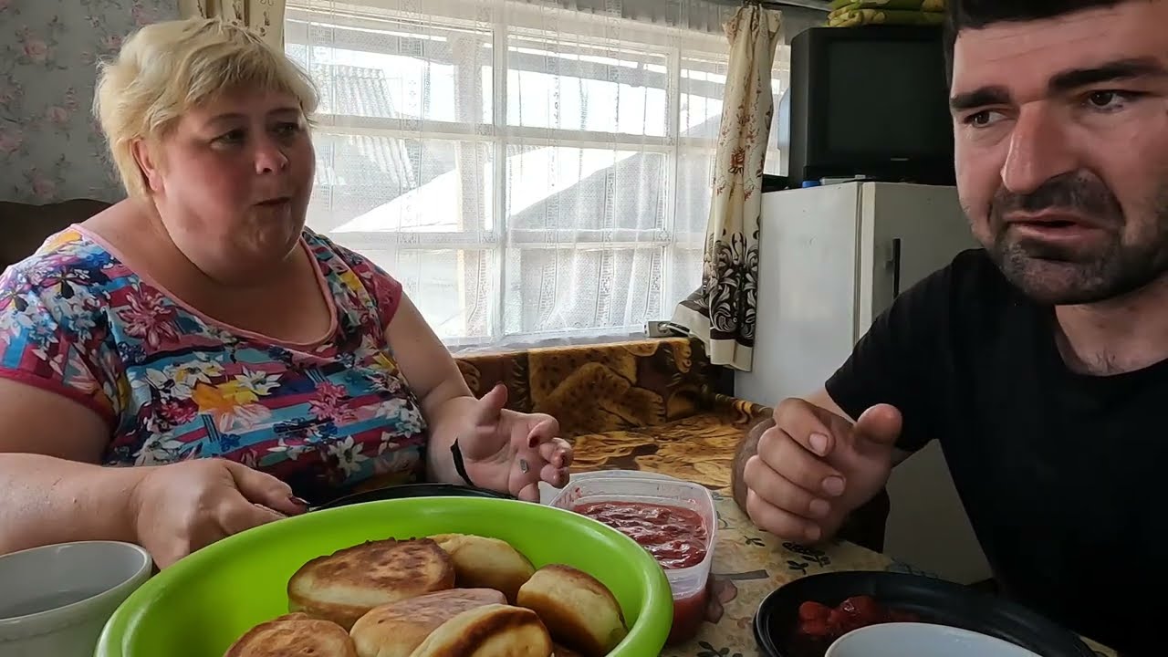 Пышные оладушки на завтрак.Наводим красоту помидорам.