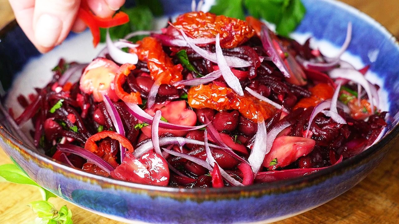 Салат из свеклы с красной фасолью и грибами. Очень вкусно и съедается за 10 минут.