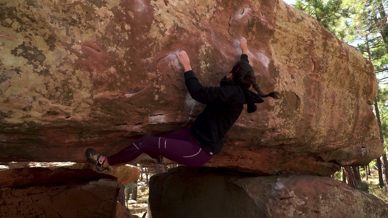 Elba Perez: El plus del autobus (7b) - Albarracin Boulder