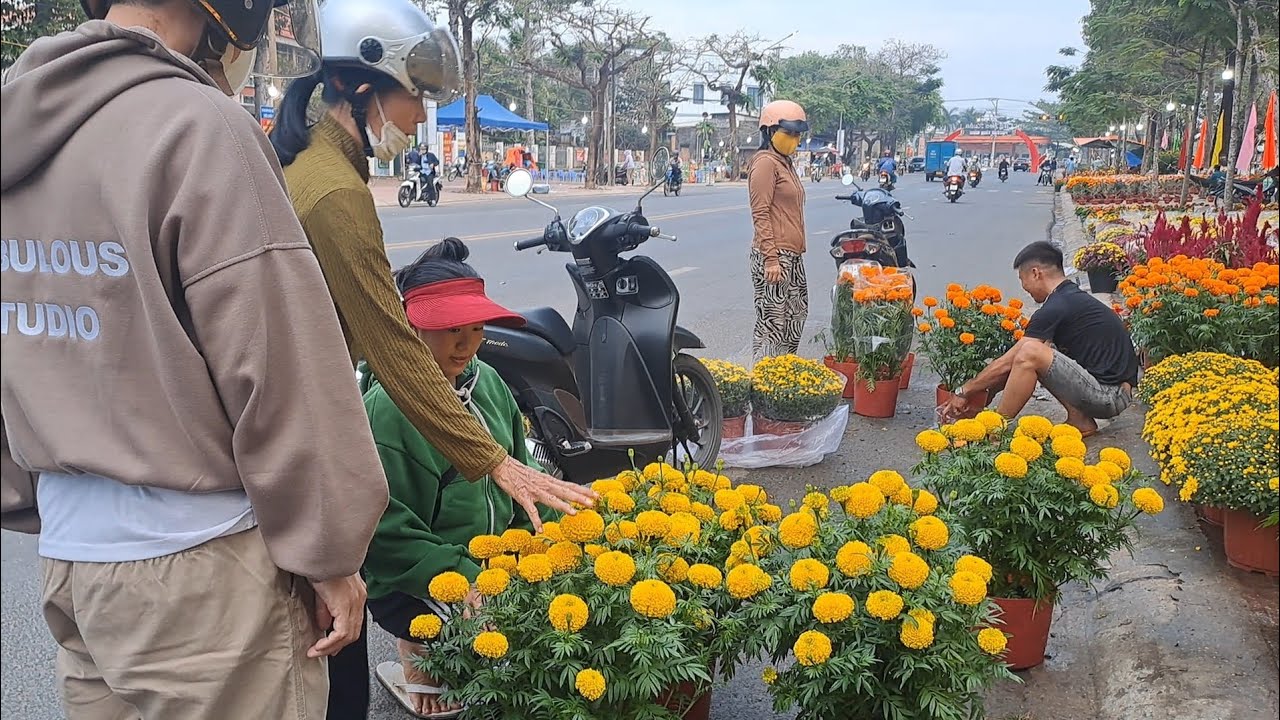 Mua bán rộn ràng chợ Xuân phường Bình Minh chiều 24 tháng chạp