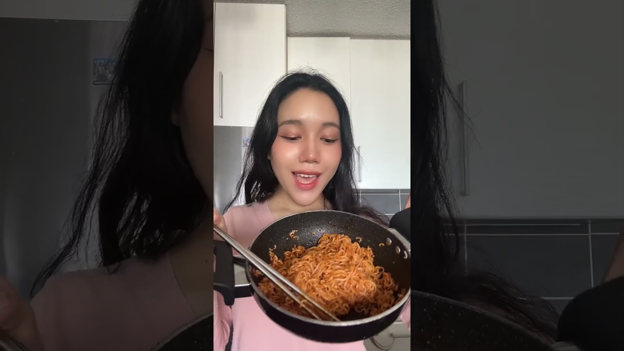 #asmr #eating creamy hot chicken flavor instant noodle #spicyfood #mukbang #fypシ゚viral