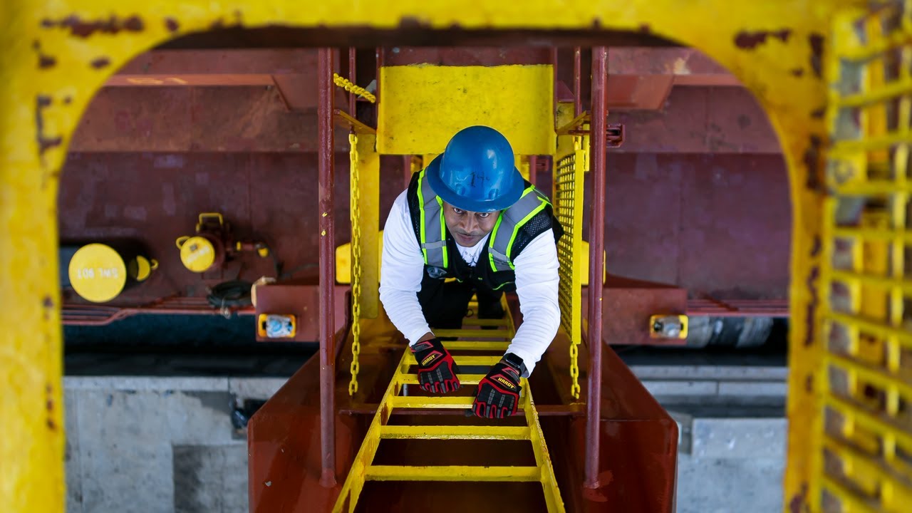 How longshoremen make PortMiami run