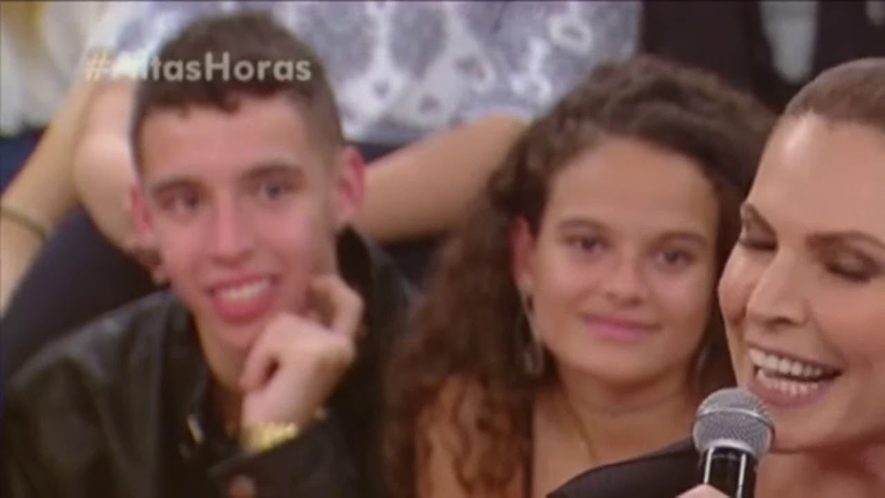 Laura Müller se surpreende com o namorado no Altas Horas