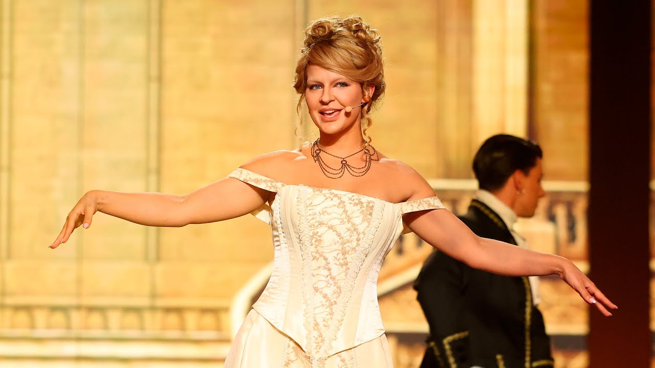 Laura Escanes imita a Taylor Swift en 