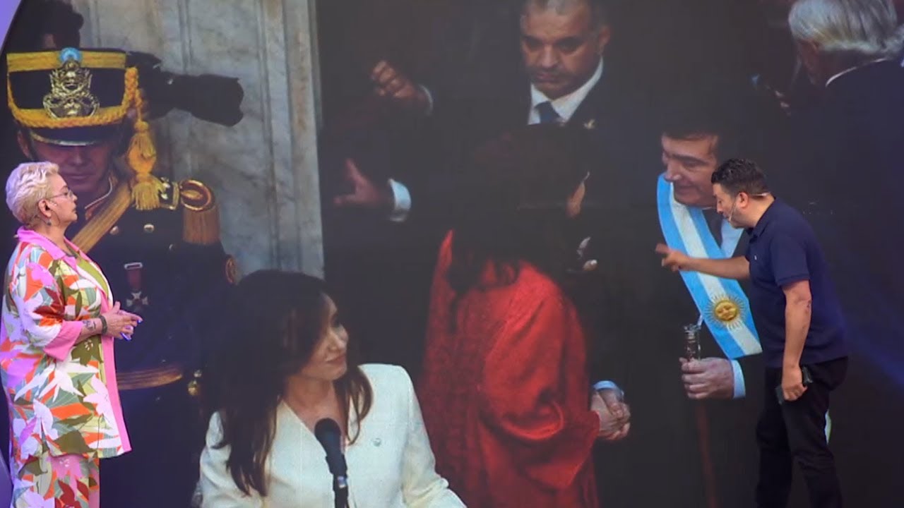 LOS GESTOS DE CRISTINA KIRCHNER Y MILEI EN EL MOMENTO DEL TRASPASO: 