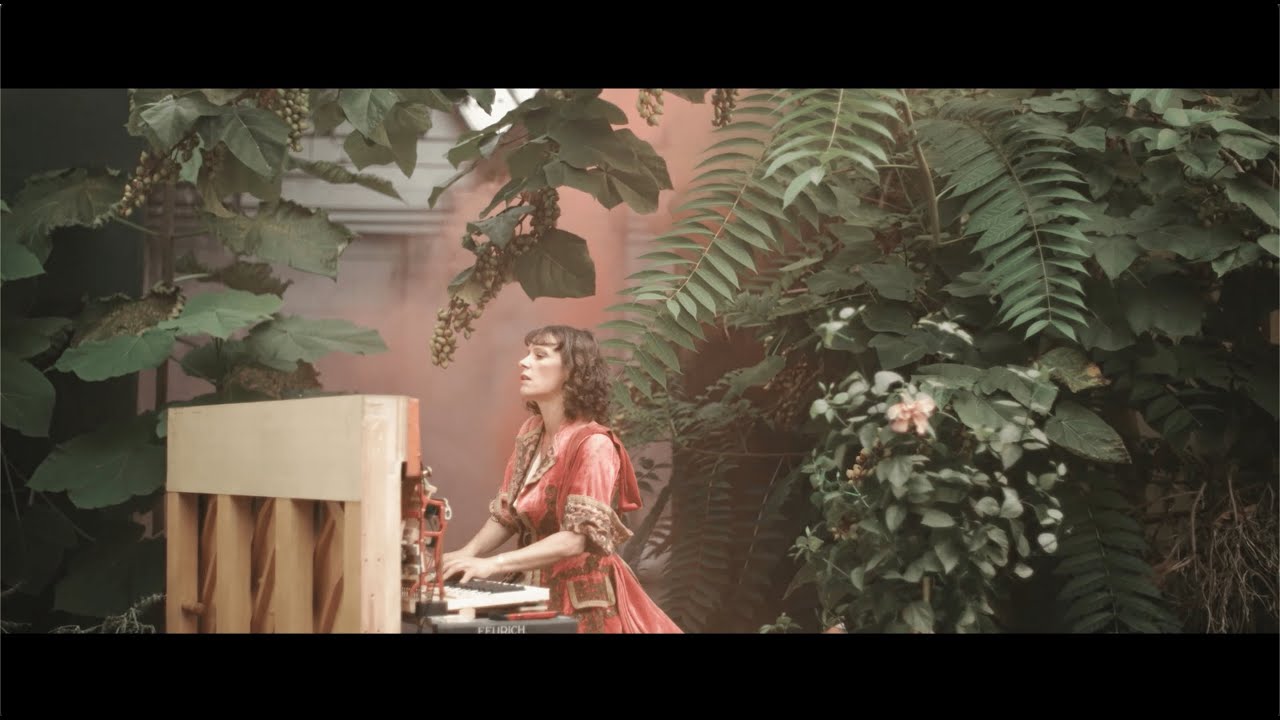 Emily Loizeau - Le poids de l'existence (Clip Officiel)