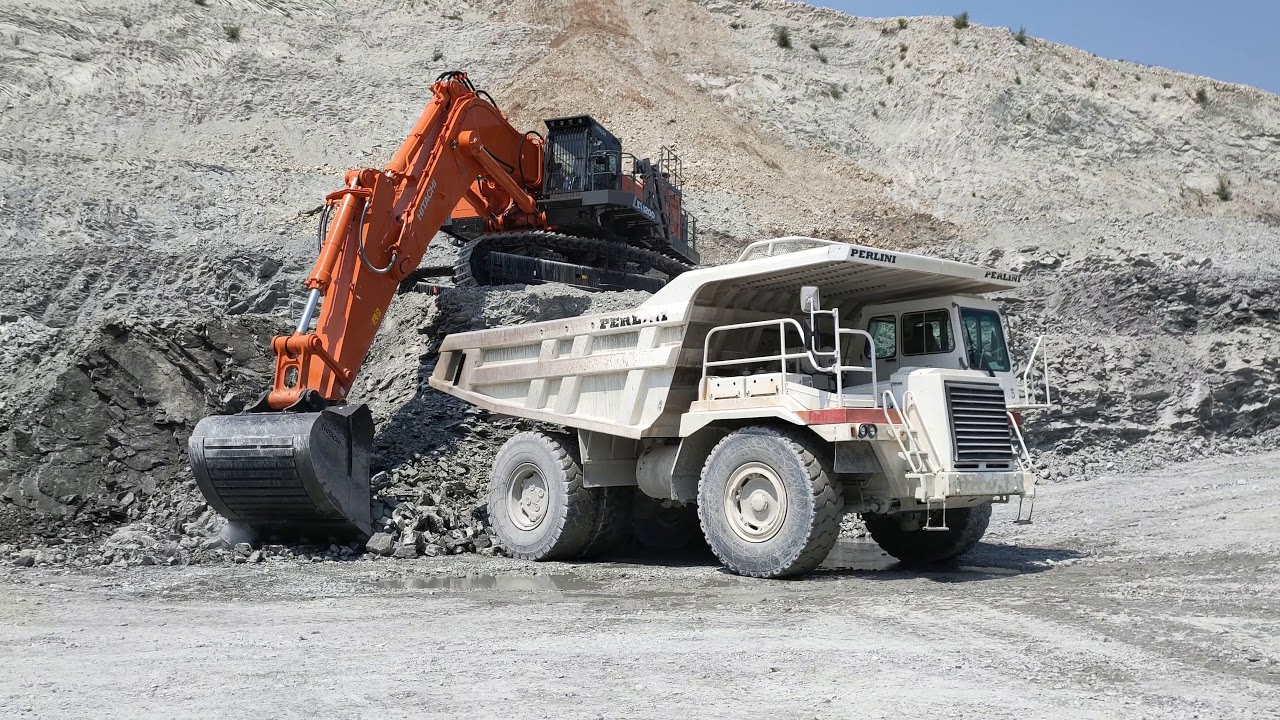 Hitachi EX1200-7 loading Perlini DP705 
