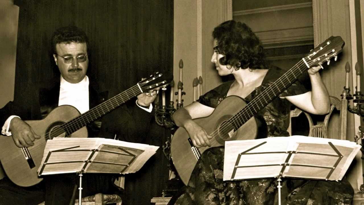 Ida Presti - Alexandre Lagoya. Bach : Suite Fran&ccedil;aise N&deg; 5  (1&egrave;re partie).