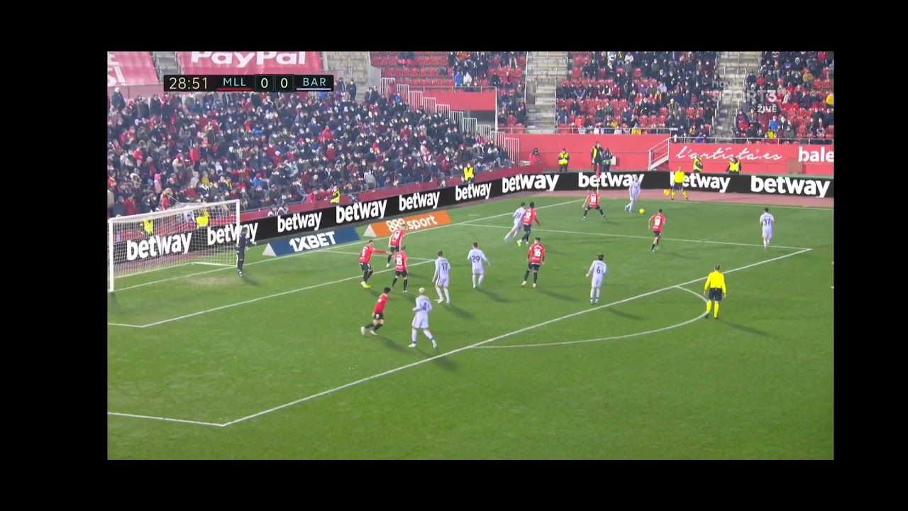 Luuk de Jong nearly scores a bicycle kick
