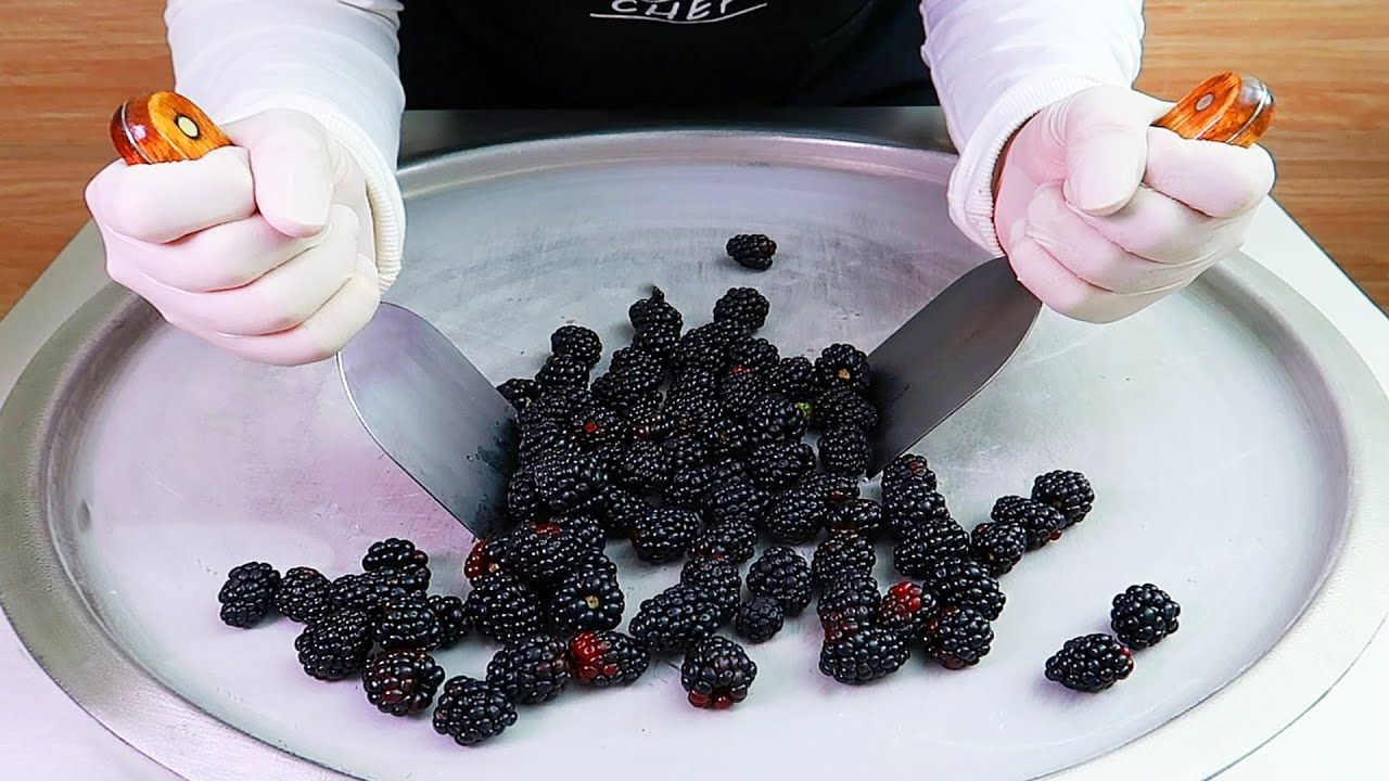 Blackberries ice cream rolls street food - ايس كريم رول توت العليق الأسود