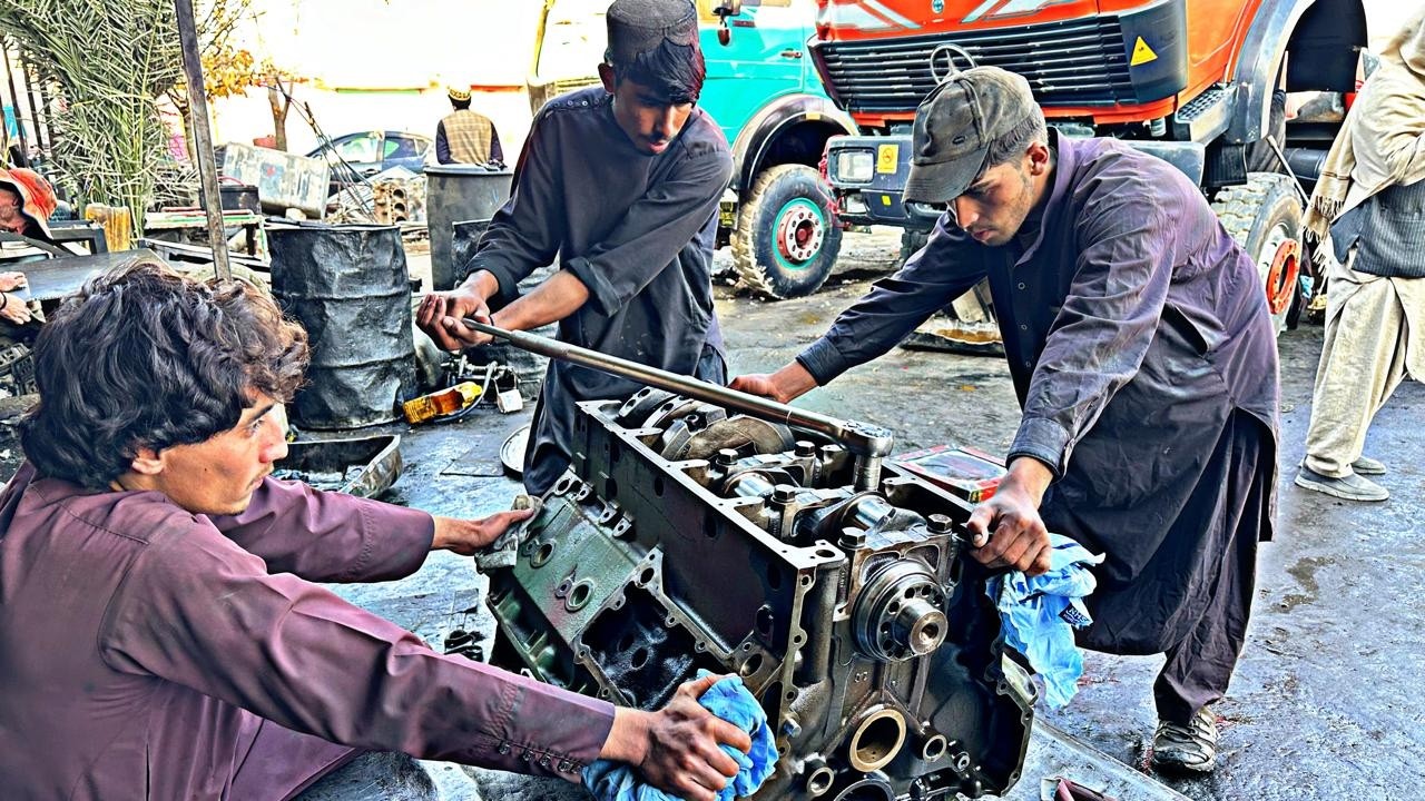 Heavy Engine Rebuild | Large Diesel Engine Overhaul by Skilled Mechanics