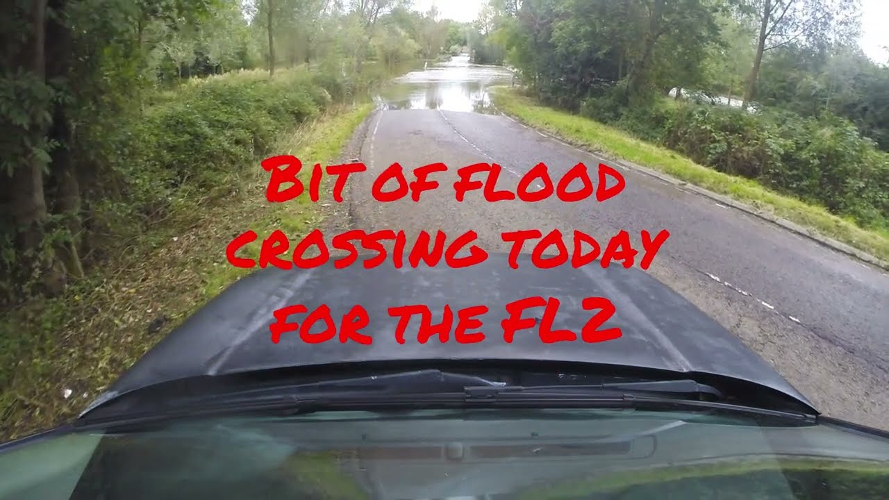 Tackling the Bedford floods with a LandRover Freelander 2 over the Oakley Twin bridges
