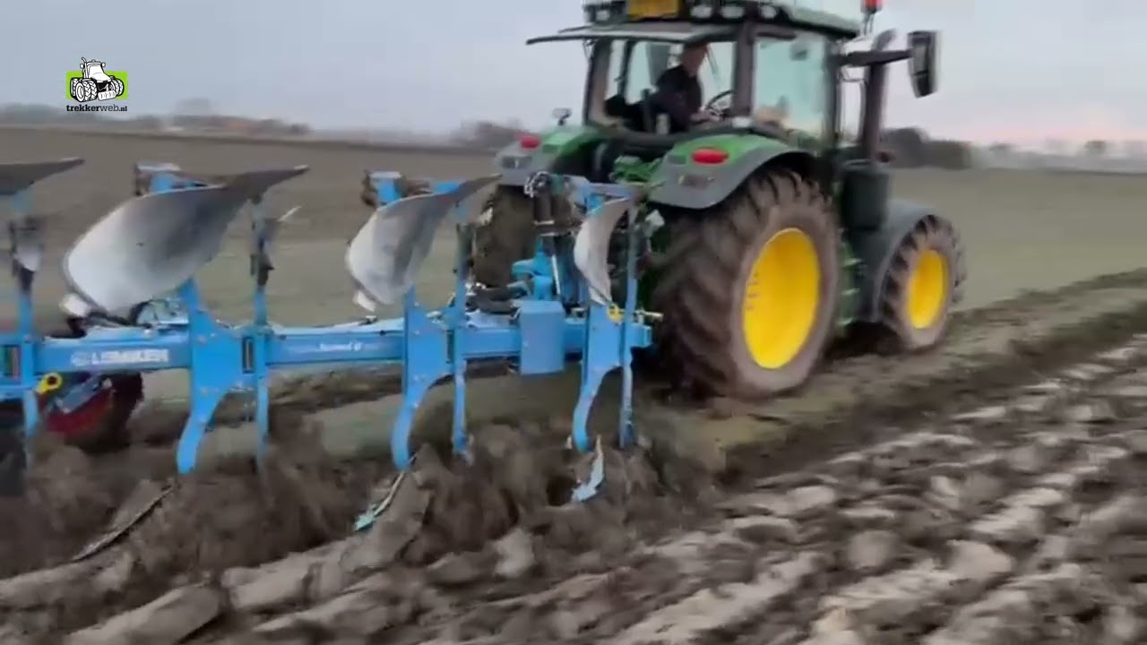 Met vierschaar en viercilinder on-land ploegen