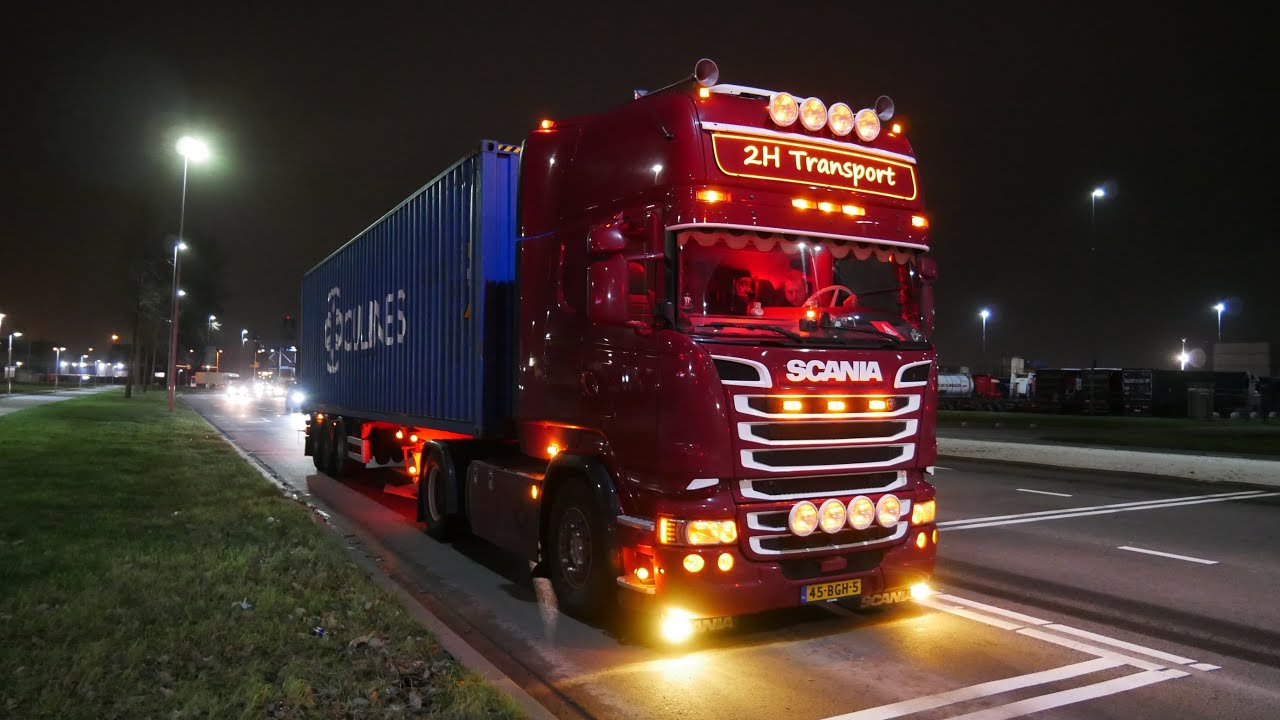 ROTTERDAM WAALHAVEN - Trucks at night