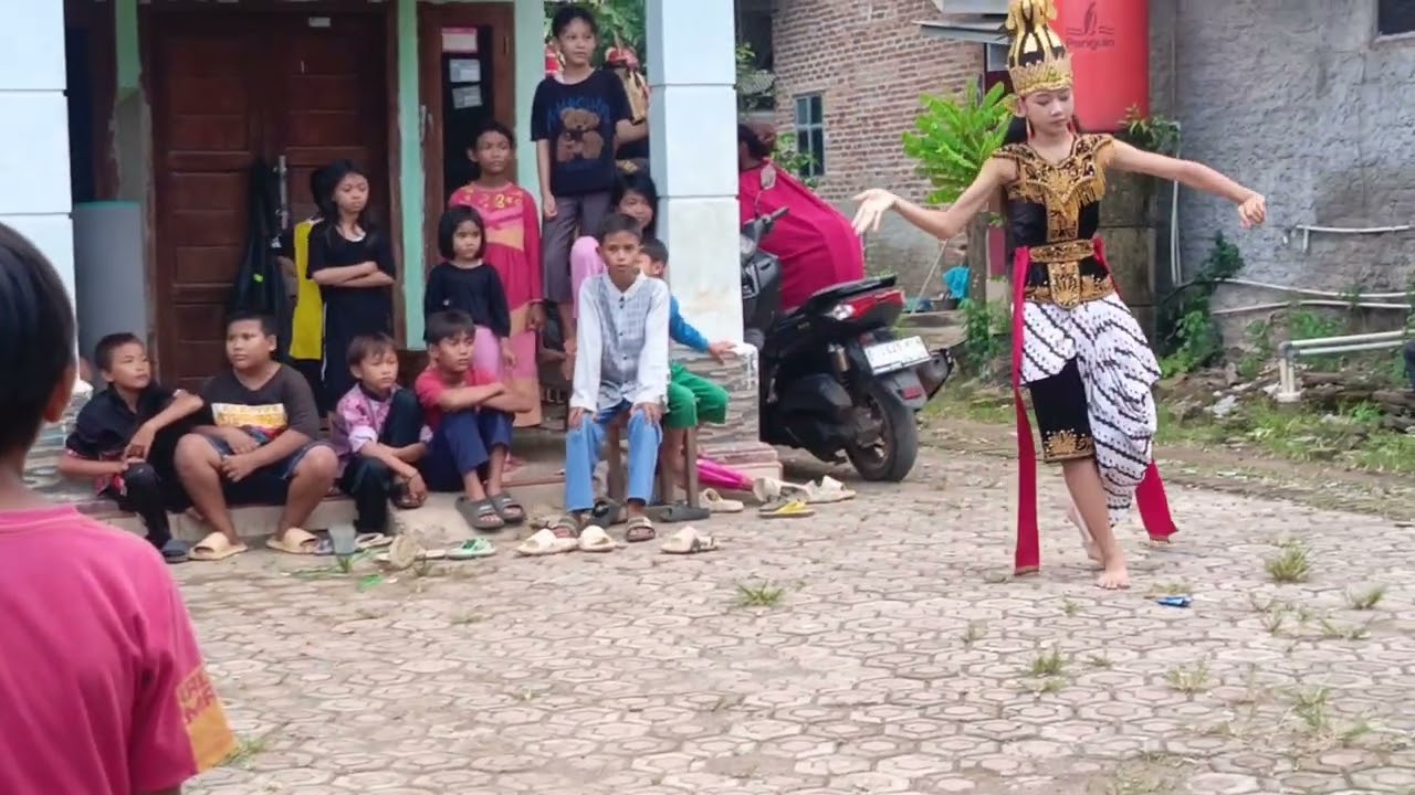 Tarian serimpi wayang orang PUTRALUNGKONENG