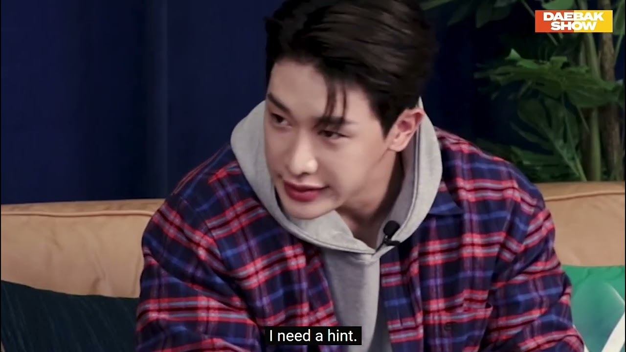 Wonho playing 