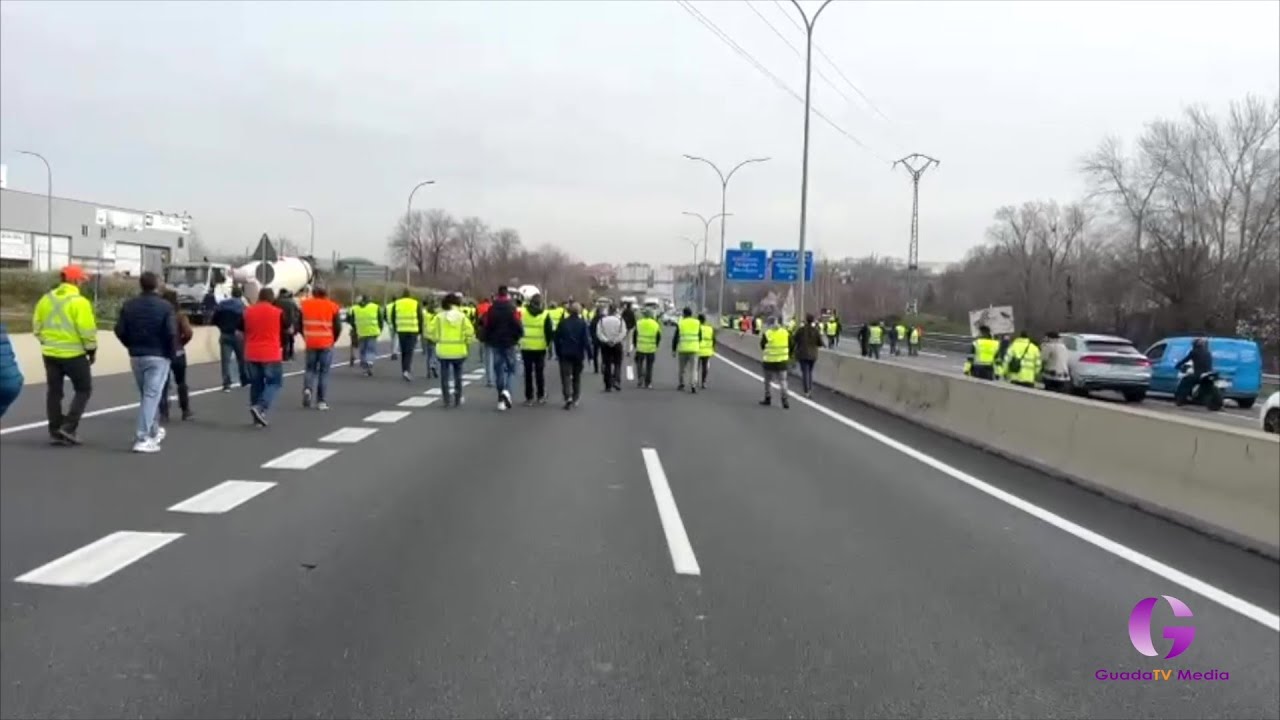 Agricultores y ganaderos cortan la A2