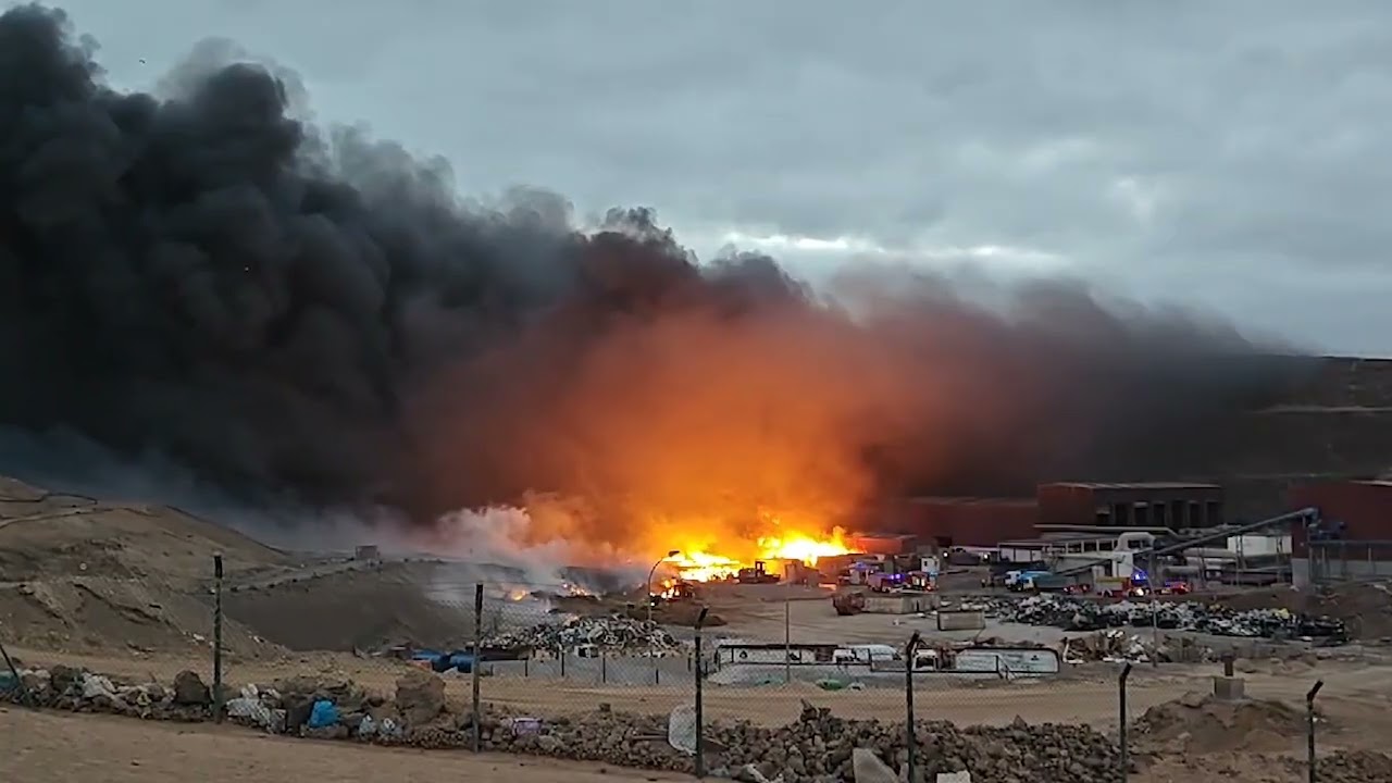 Aparatoso incendio en el vertedero de Zonzamas en Lanzarote