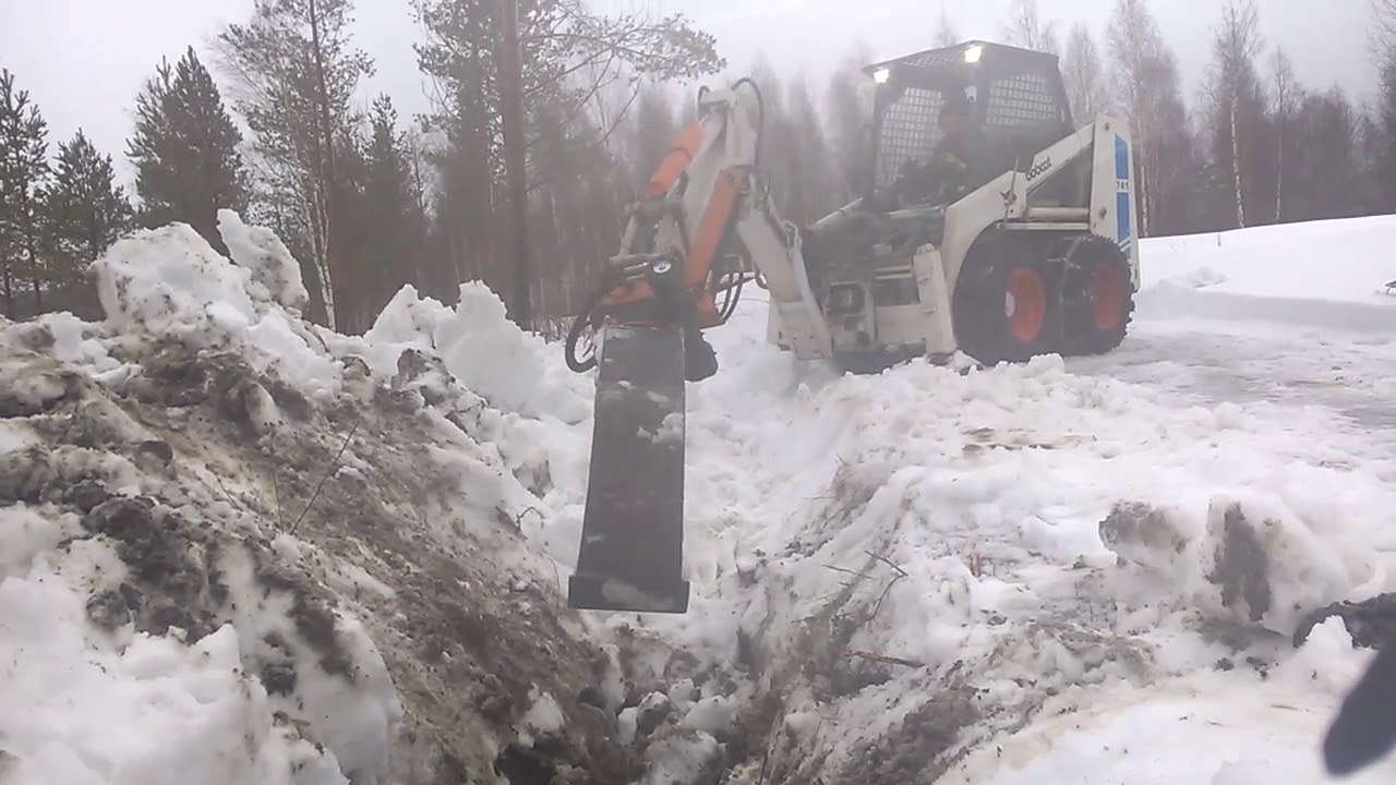 Mara ja rototiltti ojan perkuussa  Bobcat backhoe with tiltrotator cleaning ditch