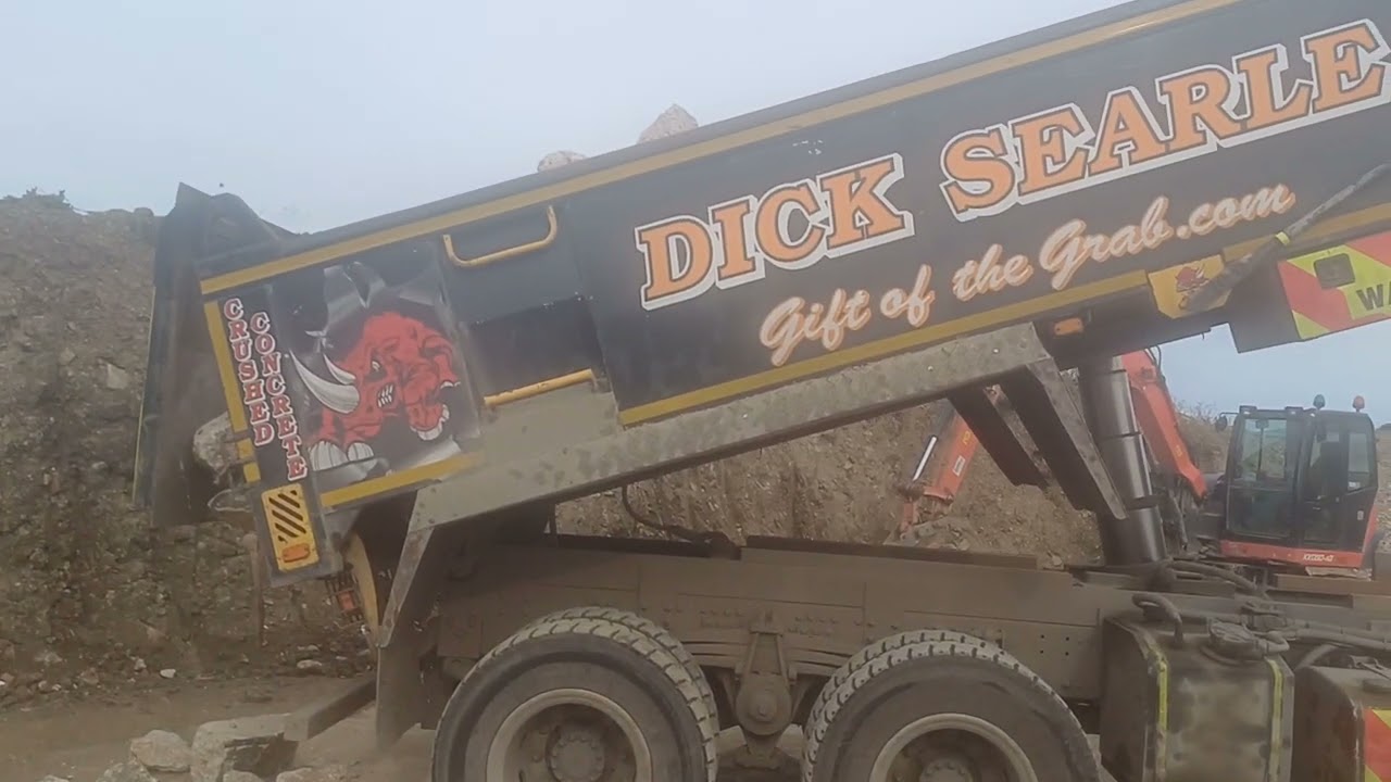 TIPPING CONCRETE FOR CRUSHING BY GRAB LORRY.
