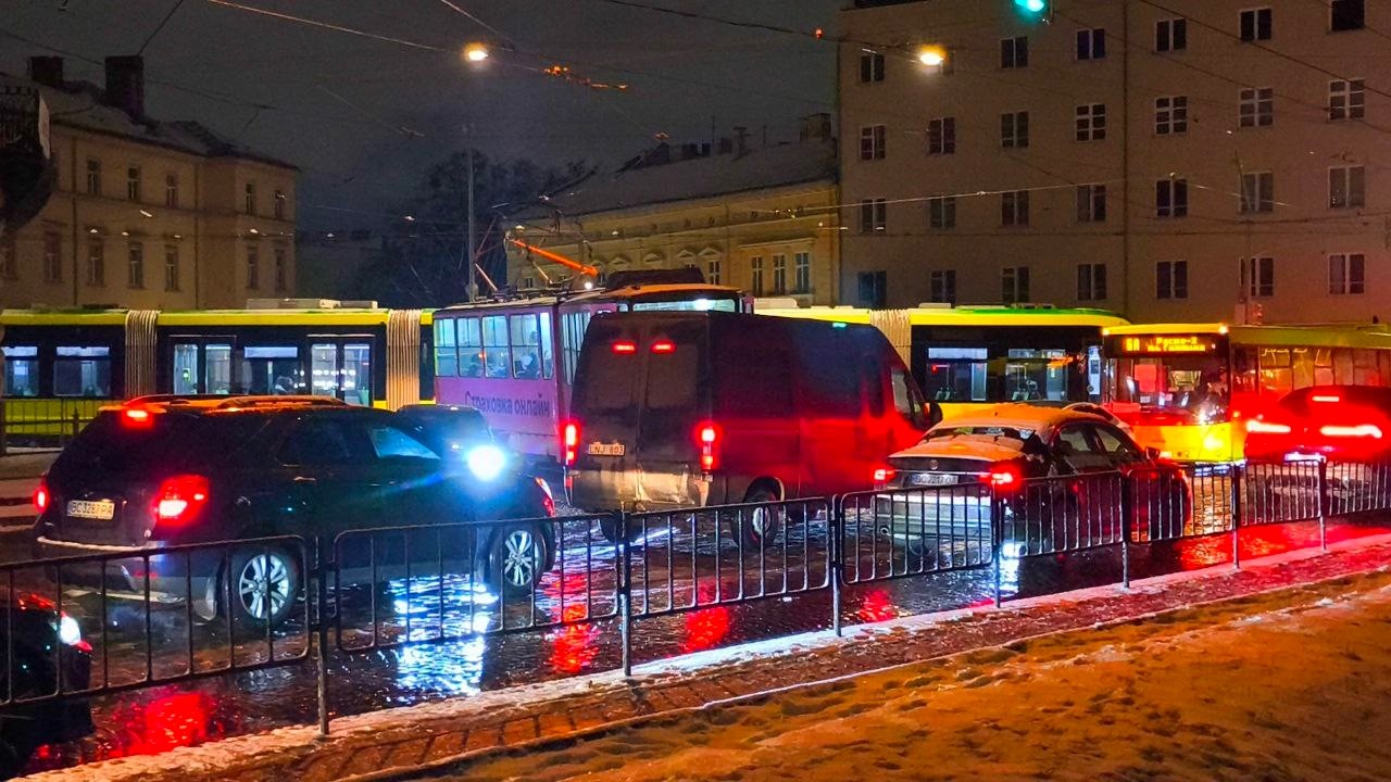 Львів 2026: маршрут руху автобуса N99 від Шевченківського гаю в центр, вулиця Личаківська