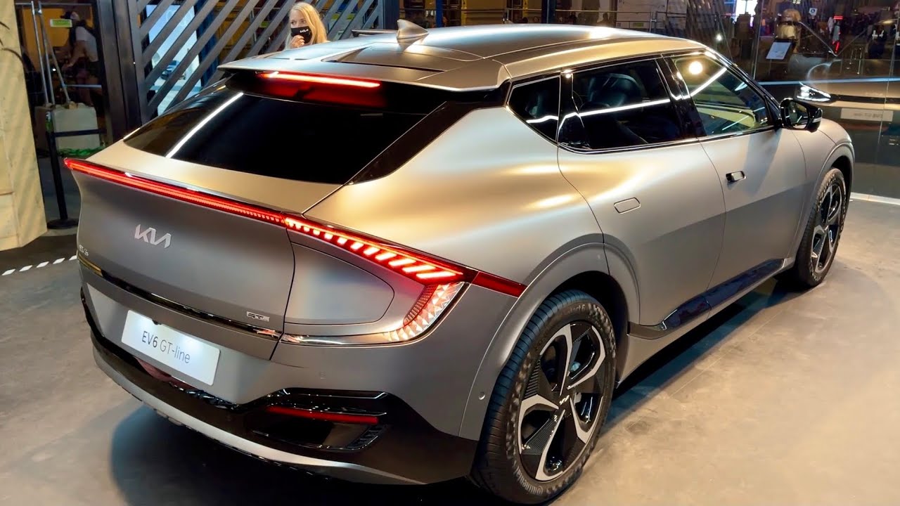 KIA EV6 2022 ночью - БЕЗУМНЫЕ светодиодные фонари, ОКРУЖАЮЩИЕ огни и цифровой вид из кабины GT-Line