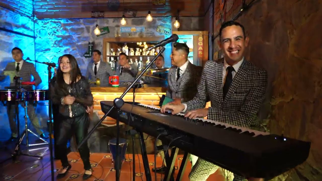 AMORES HALLARAS / EL COMBO LOCO DE MIKE RODRIGUEZ FEAT KUSSY / VIDEOCLIP OFICIAL (CUMBIA ANDINA)