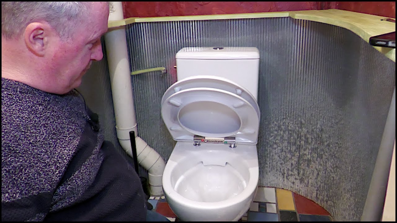 Je remplace un WC !!  ( Je suis de très bonne humeur dans cette vidéo )