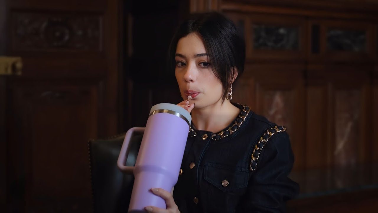 عيلة صغيرة بتتفاجئ انها بقت ملكة أسبانيا والشعب مش حاببها عشان طايشة