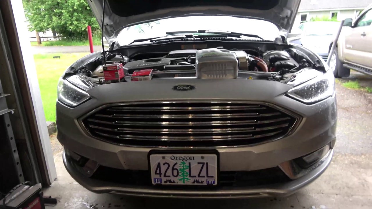 Замена свечей зажигания и масла в гибридном двигателе Ford Fusion 2017 года