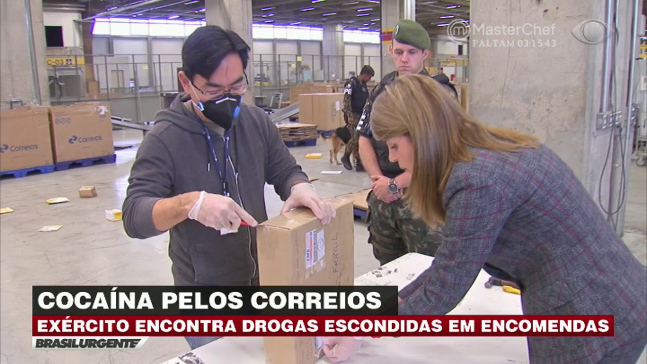 Cães farejadores encontram cocaína em encomendas