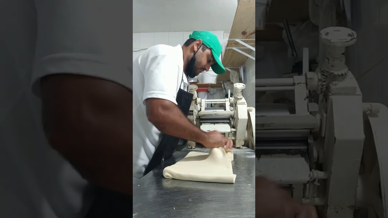 fazendo massa pra pastel