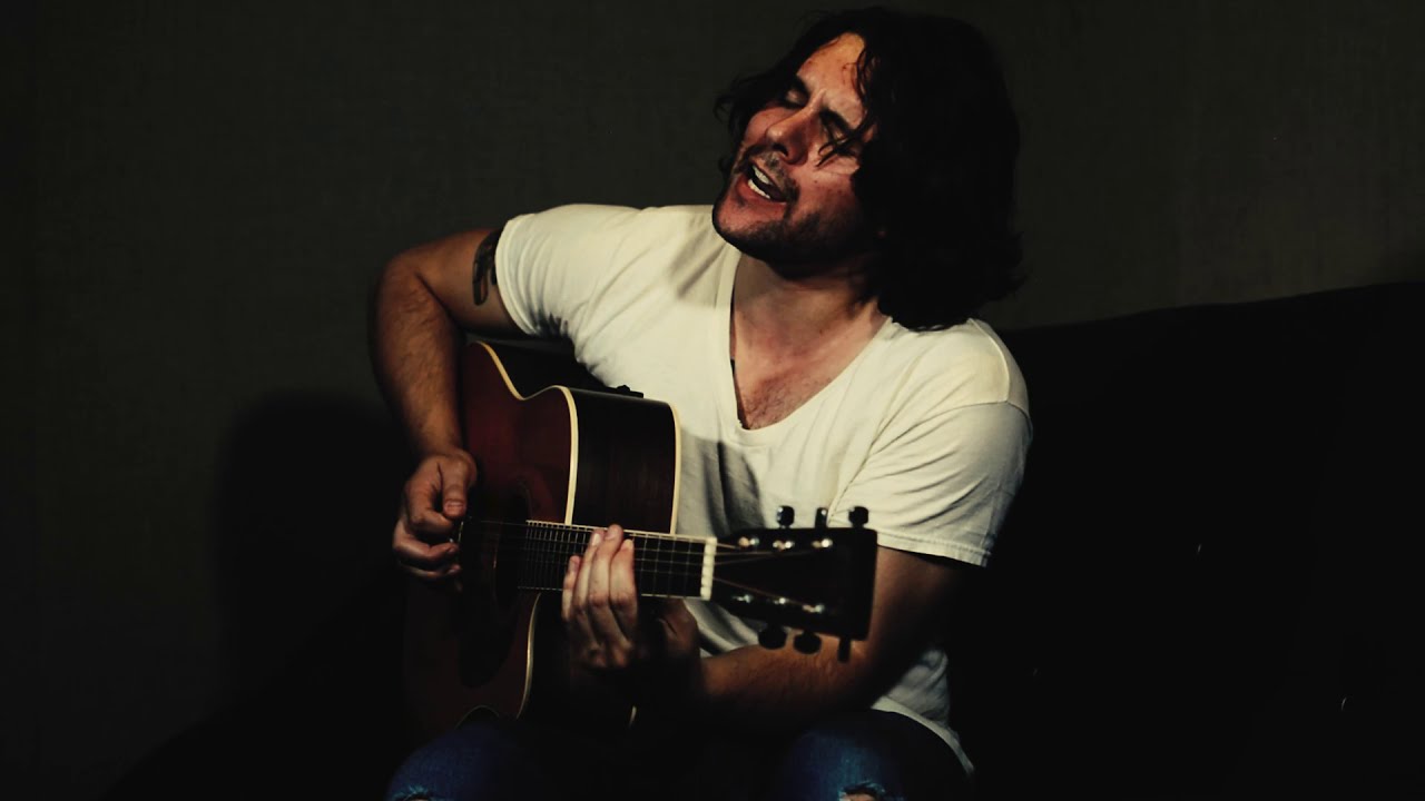 Alcoholic [Acoustic] :: Under The Rug