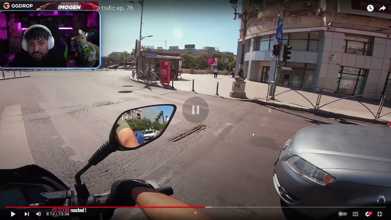 Reacționăm cu reacții la iminența idioților în trafic. De pe motociclete cu imogen.