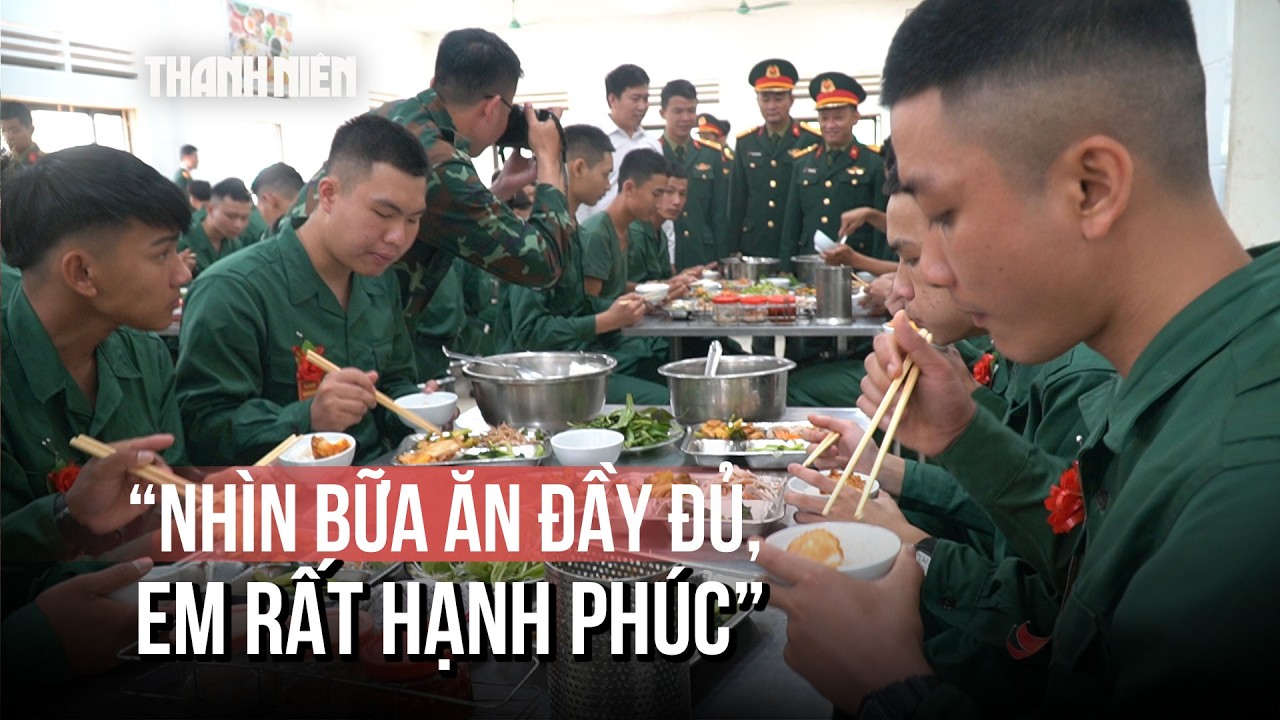 Không khí rộn ràng tại bữa cơm đầu tiên của tân binh trong doanh trại ở Quảng Trị